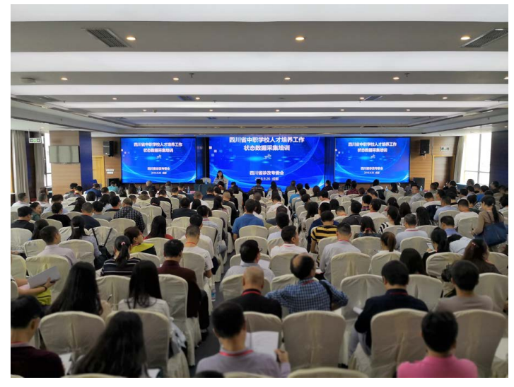 图片包含 室内, 人员, 火车, 大型描述已自动生成